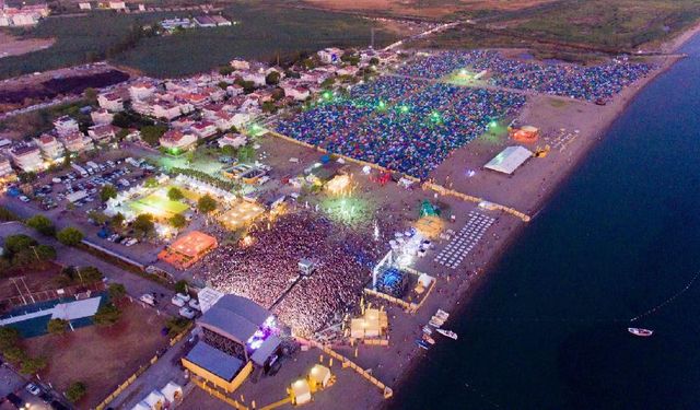 Zeytinli Rock Festivali rekorla başladı